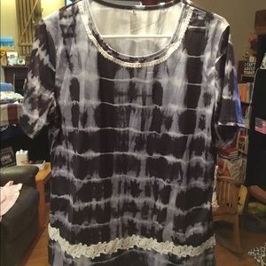 Women’s navy blue/white top. Fits like a M not L.